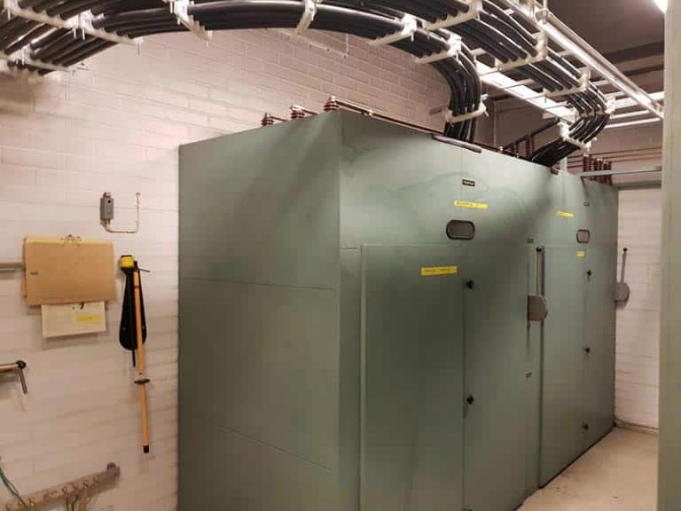 Käytonjohtaja valvoo sähkölaitteiden käyttöä. Ammattitaitoinen käytönjohtaja löytyy Planmaxilta!